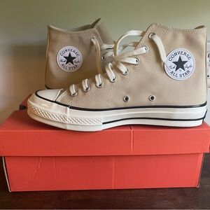 High top converse platform Chuck Taylor Tan/ oat milk size 8 m / 10